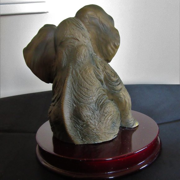 Elephant with a tear in very nice Shape -Ruby's Collection - Picture 9 of 14